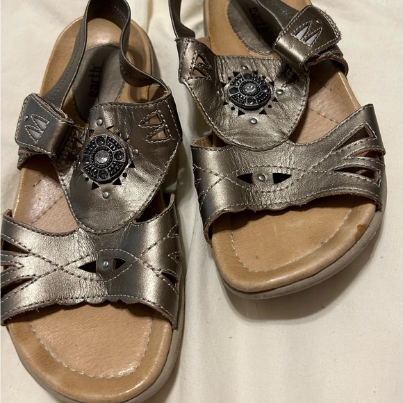 Ladies sandals. Gold colored with bling and back strap. Earth shoes. Size 9. - Picture 2 of 5